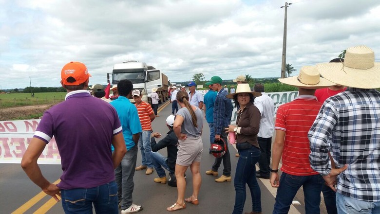 Produtores de Rondônia fechando a BR 364 no trevo de Rolim de Moura  (Foto: Divulgação)