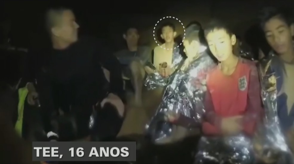 tee - Veja quem são os 12 garotos e o técnico de futebol que ficaram presos em caverna na Tailândia