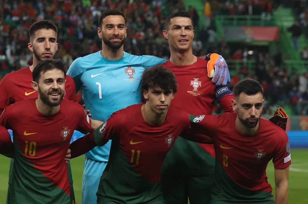 Cristiano Ronaldo posa com companheiros antes de seu jogo de número 197 por Portugal — Foto: REUTERS/Pedro Nunes