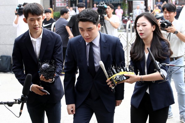O músico Seungri chegando para depoimento em uma delegacia de Seul em agosto de 2019 (Foto: Getty Images)