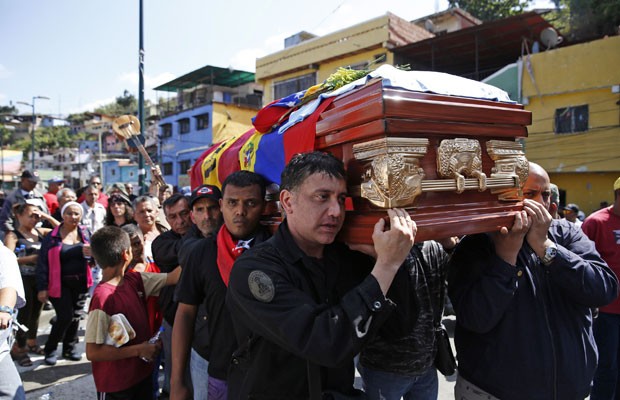 Familiares carregam caixão de Juan 'Juancho' Montoya, morto durante os protestos em Caracas. (Foto: Carlos Garcia Rawlins/Reuters)