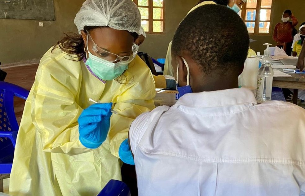 Profissional de saúde aplica vacina contra o ebola na República Democrática do Congo — Foto: OMS