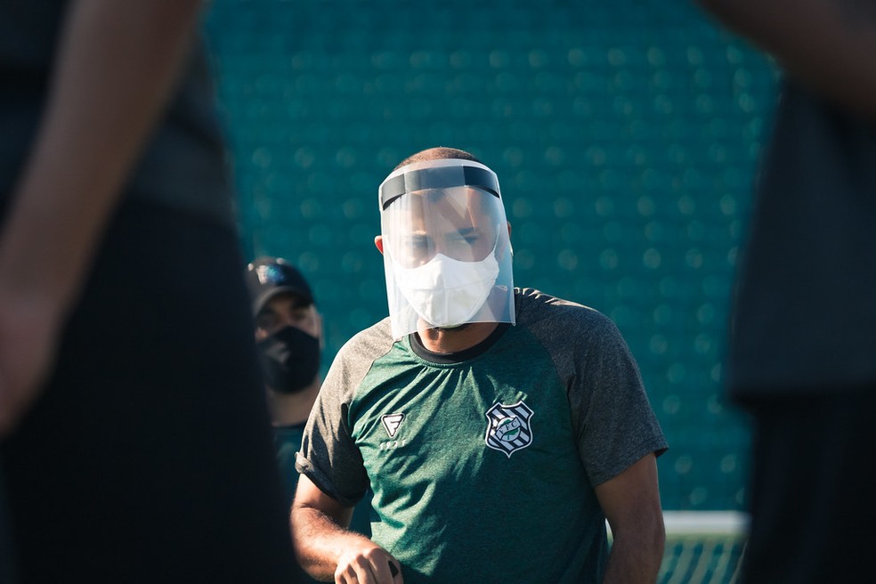 Márcio Coelho comandou as atividades com proteção nesta segunda-feira — Foto: Patrick Floriani/FFC
