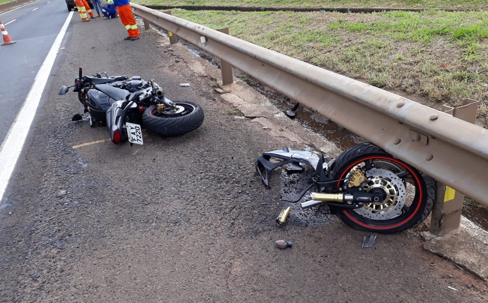 Choque foi tão violento que roda dianteira se desprendeu da moto — Foto: The Brothers/Divulgação
