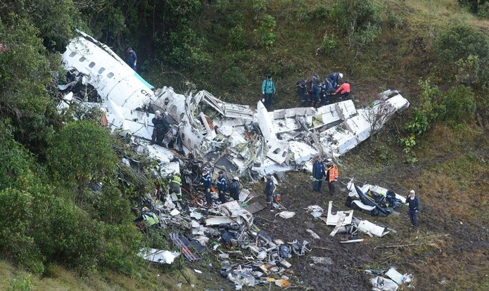 Avião que transportava a delegação da Chapecoense para Medellín, na Colômbia, sofreu um acidente — Foto: Luis Benavides/AP