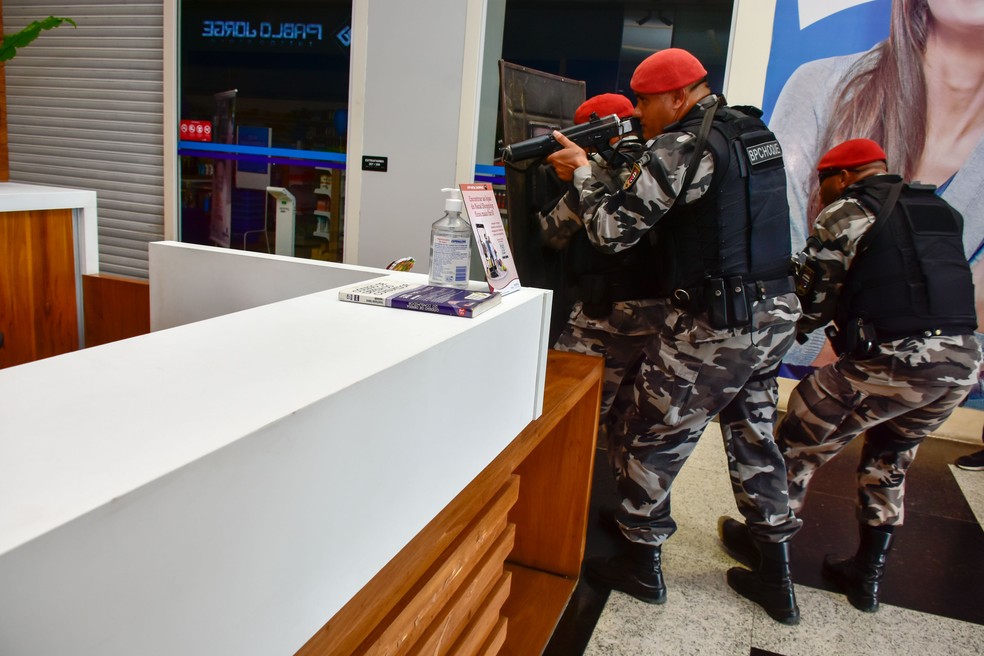 Forças policiais do RN fizeram simulação de roubo com refém em shopping de Natal — Foto: Vitorino Júnior