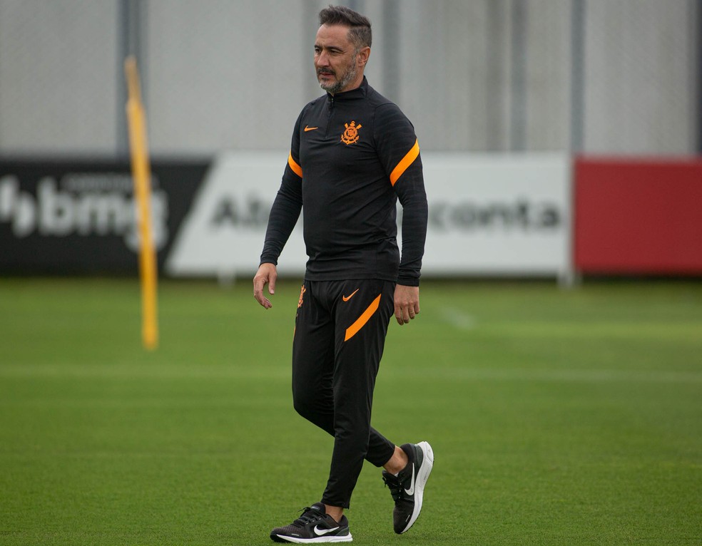 Vítor Pereira em treino do Corinthians no CT Joaquim Grava — Foto: Rodrigo Coca/Ag.Corinthians