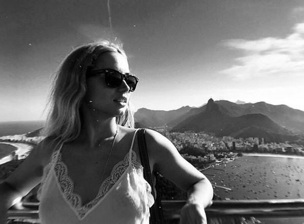A atriz cubana Ana de Armas durante passeio pelo Rio de Janeiro (Foto: Instagram)
