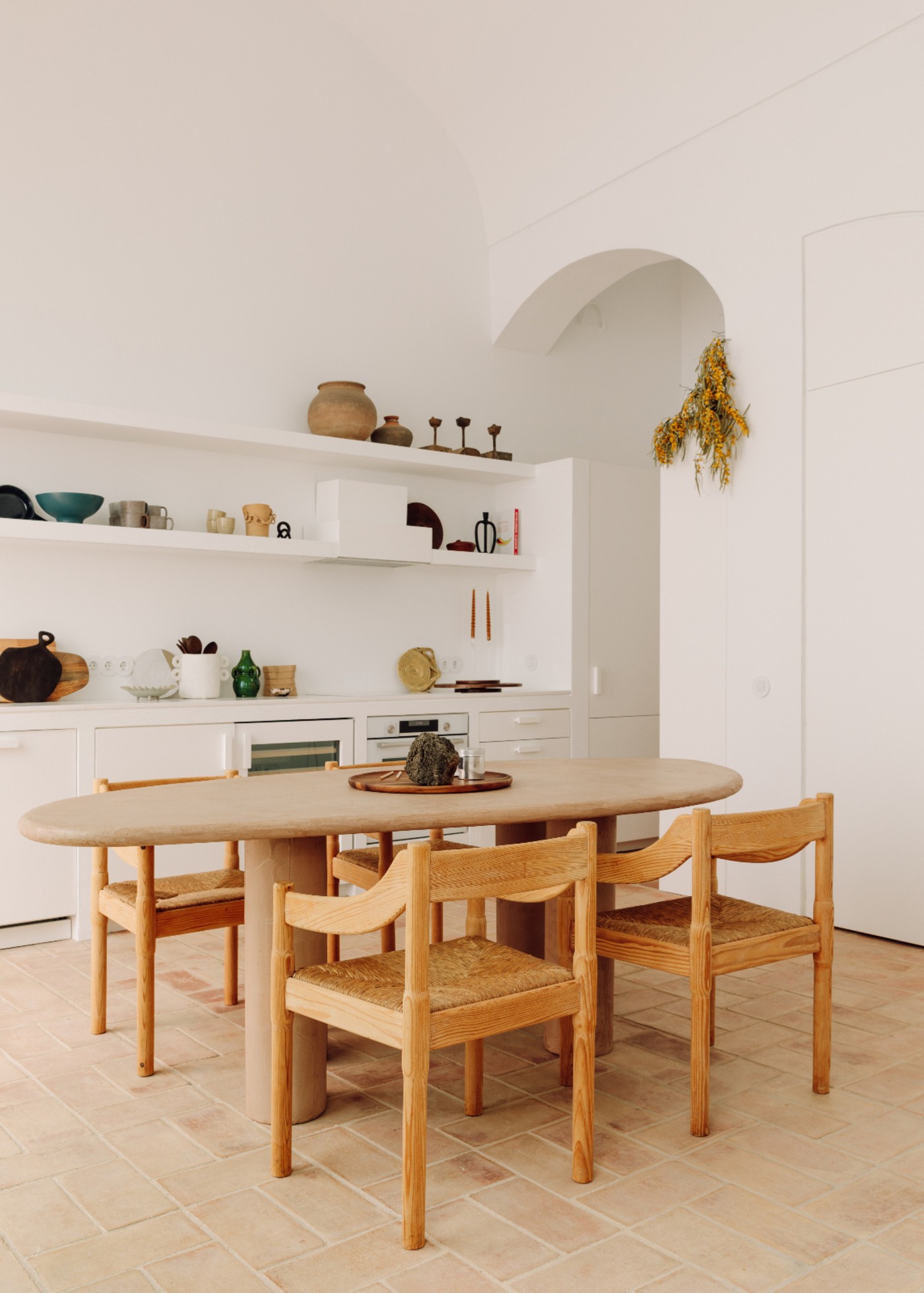Décor do dia: cozinha com pé-direito alto e detalhes rústicos em Portugal (Foto: The Adresses/ Francisco Nogueira)