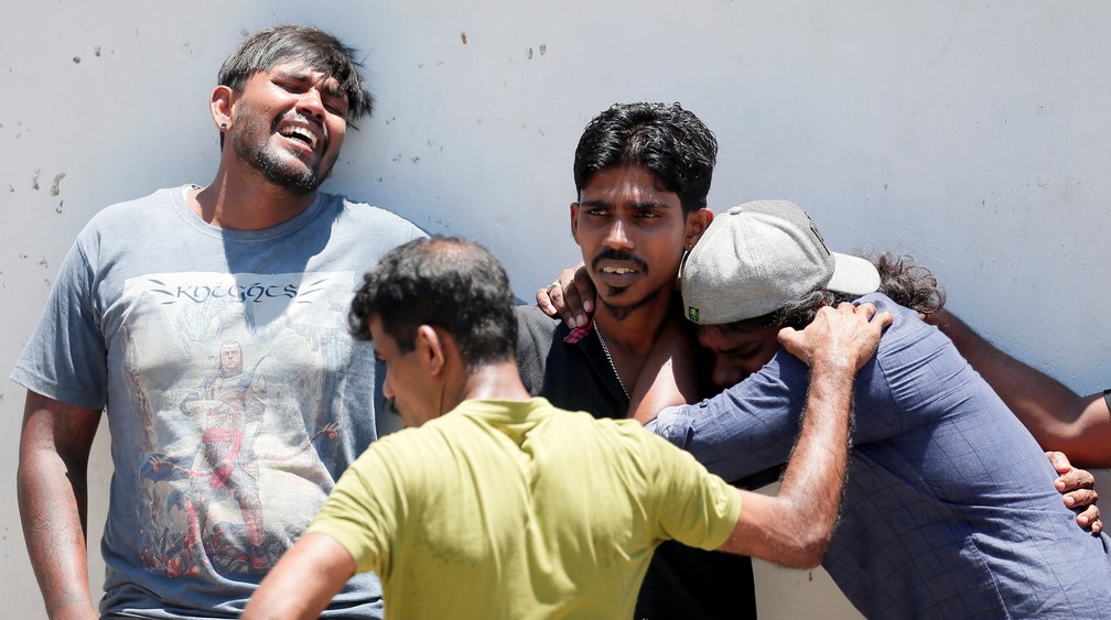 Parentes de vítimas choram perto de igreja no Sri Lanka — Foto: Dinuka Liyanawatte/Reuters