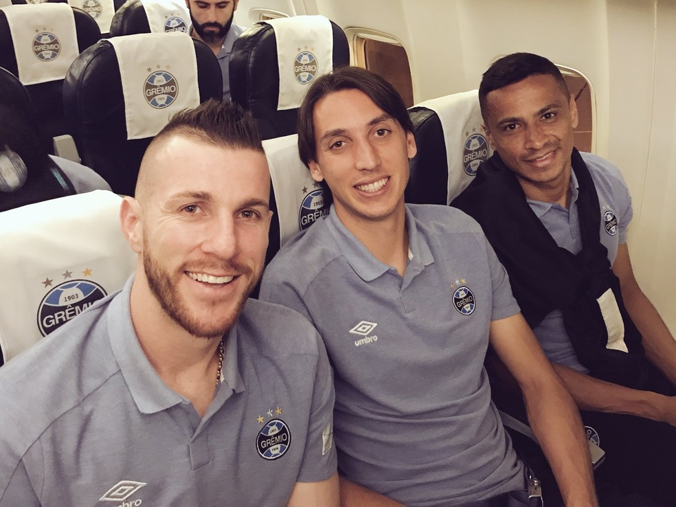 Paulo Victor, Geromel e Cícero em viagem para Tucumán — Foto: Grêmio / DVG