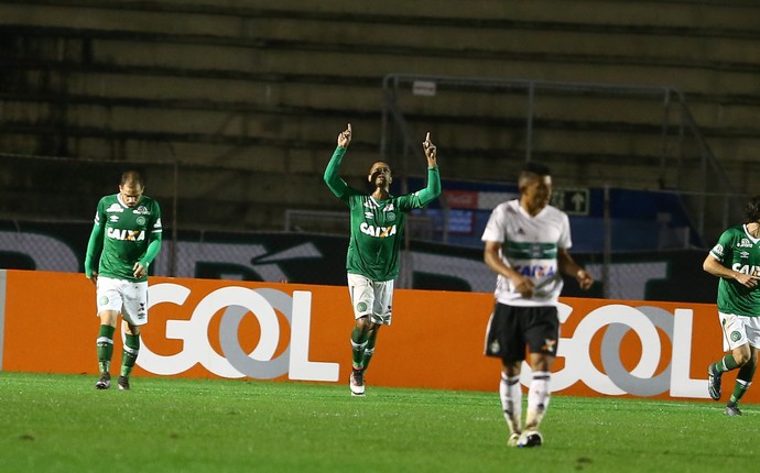 Bruno Rangel marca três, Chape vira sobre o Coritiba e entra no G-4