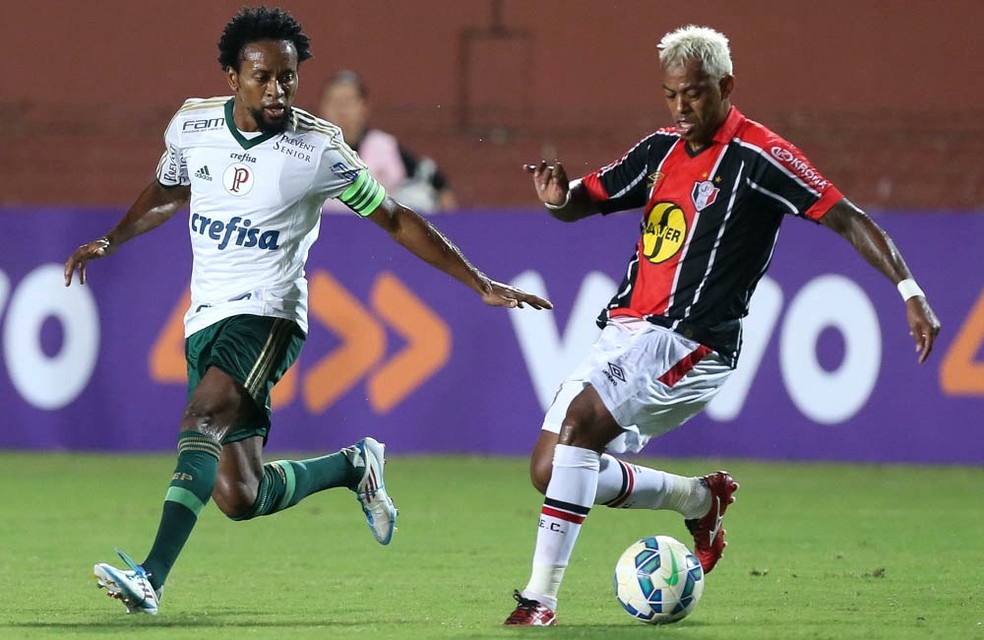 Marcelinho Para�ba, ent�o no Joinville, encara o Palmeiras, de Z� Roberto, no Brasileir�o de 2015 � Foto: Cesar Greco/Ag. Palmeiras