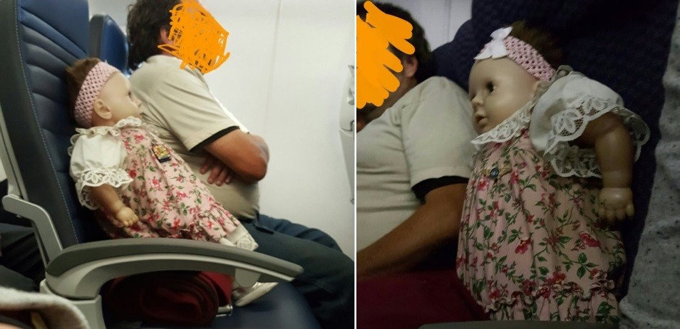 Os dois voos com a boneca sentada pacientemente