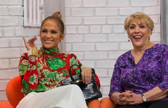 Jennifer Lopez e a mãe, Guadalupe Rodriguez (Foto: NBC/Divulgação)
