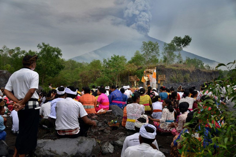 Hindus participam de cerimônia neste domingo (26) perto do Agung na esperança de evitar a erupção  (Foto: Sonny Tumbelaka / AFP)