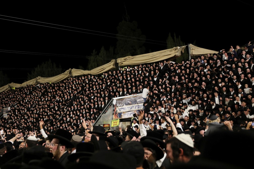 Centenas de judeus ortodoxos cantam e dançam no festival Lag B'Omer em Monte Meron, no norte de Israel, nesta quinta (29)  Foto: Reuters