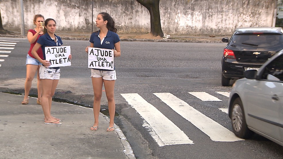Odila Maia e Aimeé Miyashita encaram a rotina dos pedágios nas ruas de João Pessoa. Depois, seguem juntas para os treinos (Foto: Reprodução/TV Cabo Branco)