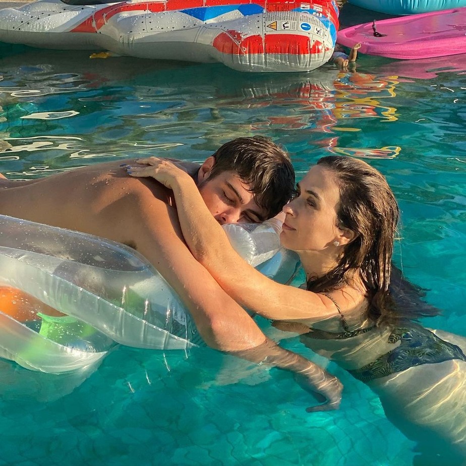 Tata Werneck mostra momento fofo em piscina com Rafa Vitti e casal ganha elogios