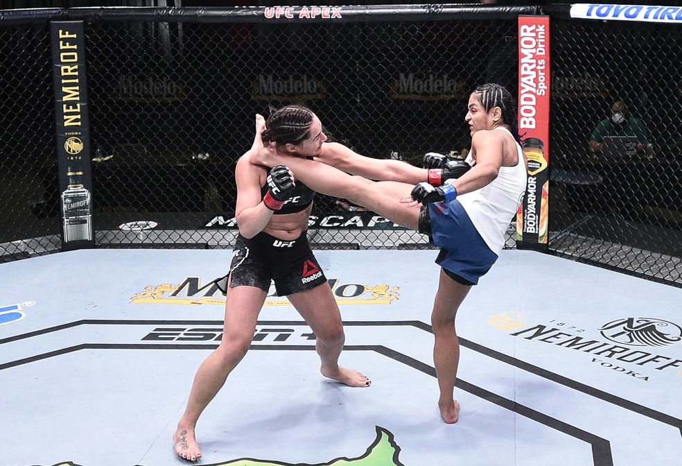 Cynthia Calvillo acerta chute alto em Jessica Eye — Foto: Getty Images