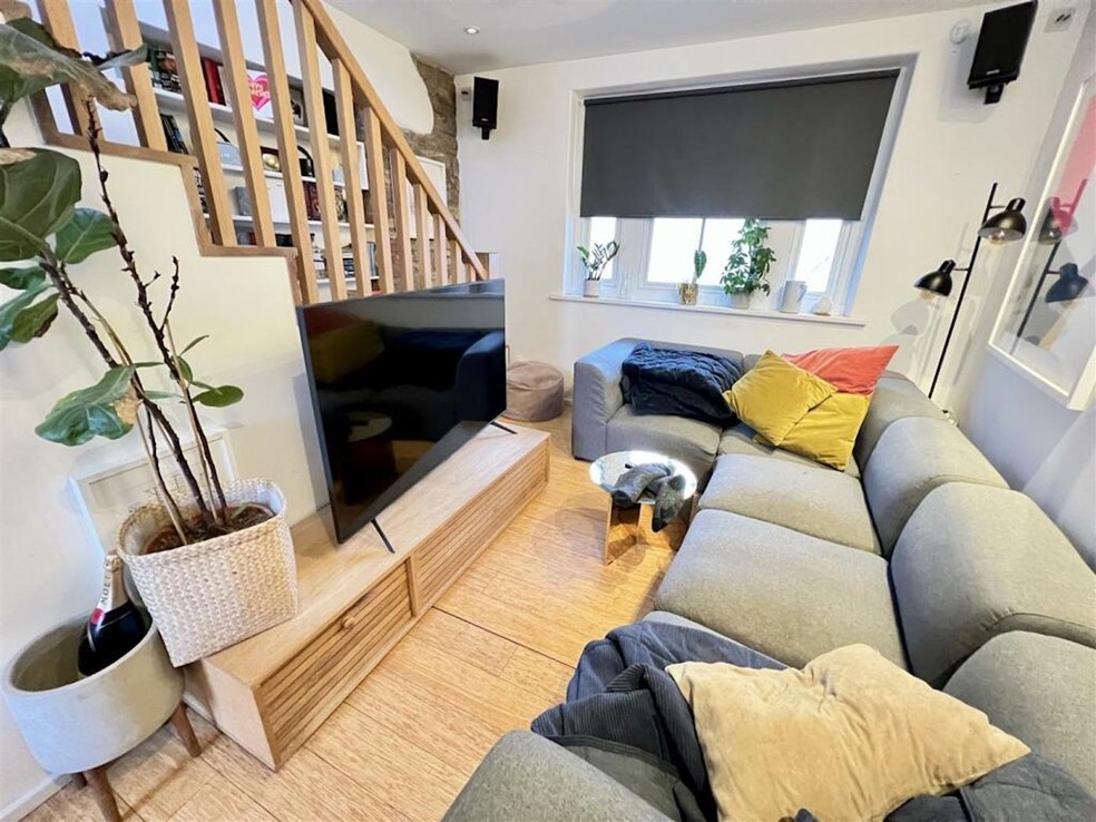 Na sala de estar coube um sofá em L de bom tamanho e cinco lugares — Foto: Rightmove / Reprodução