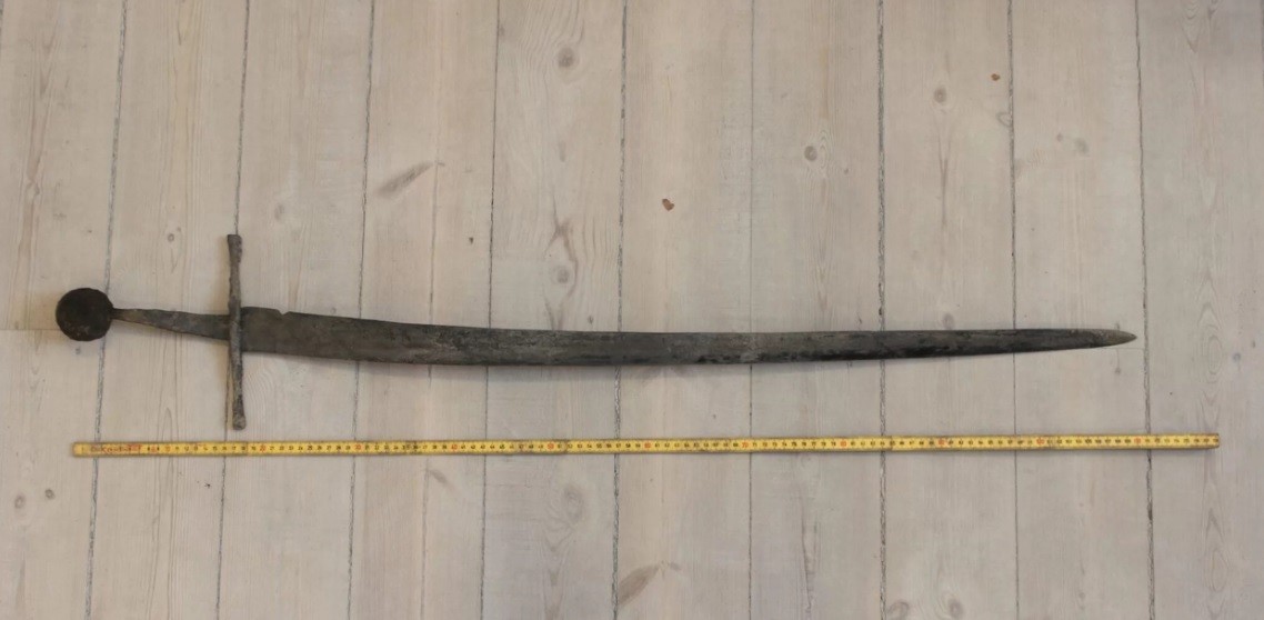 A espada medieval encontrada no esgoto (Foto: Divulgação)