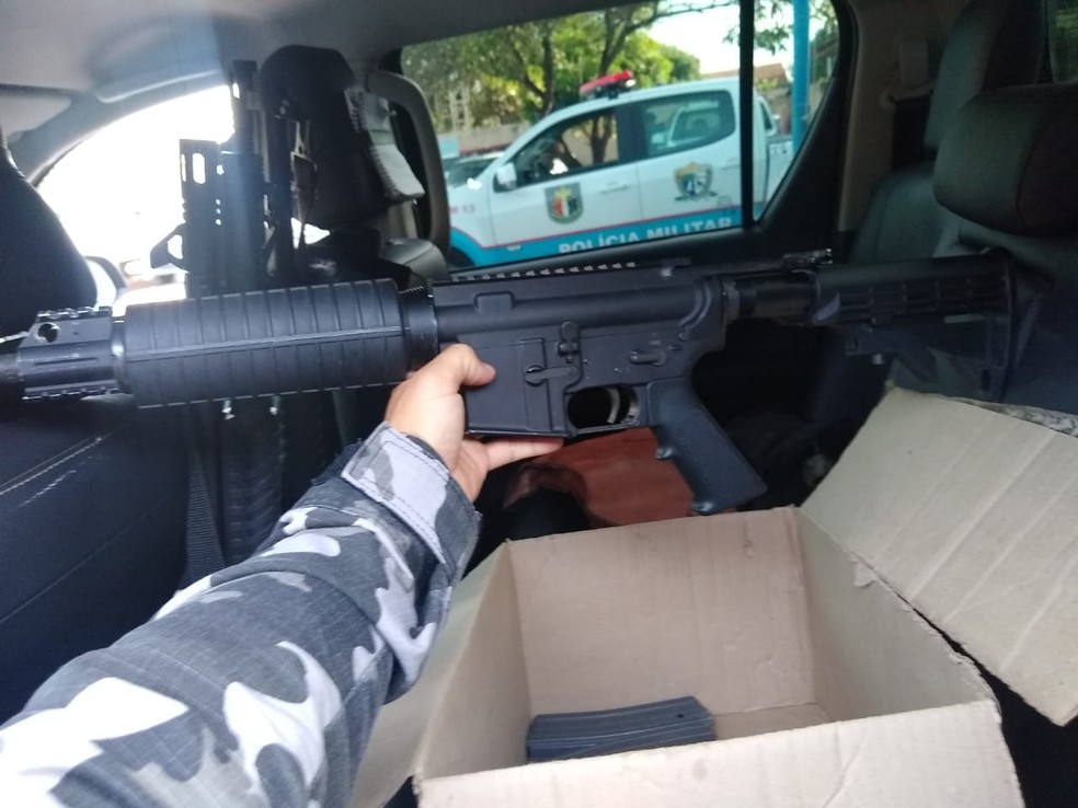 Fuzil foi encontrado dentro de um  carro usado pelos suspeitos  em um shopping de Boa Vista — Foto: Divulgação/Polícia Militar 