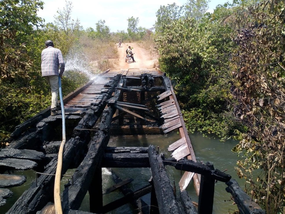 Ponte de madeira ficou intrafegável — Foto: Arquivo pessoal