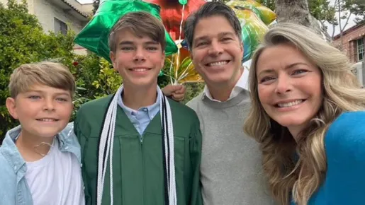 Erik Marmo posa em família para celebrar a formatura do filho nos EUA: 'Emocionante'