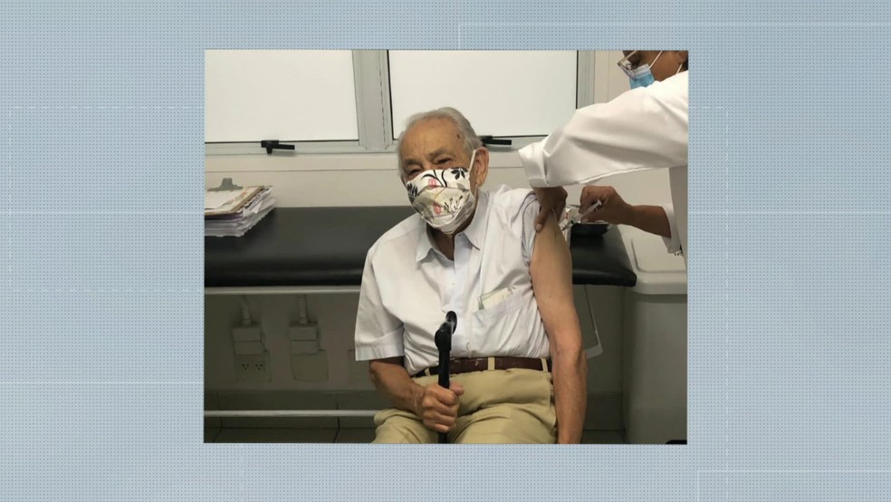 Primeiro idoso a ser vacinado em UBS na Zona Sul de SP — Foto: Reprodução/TV Globo