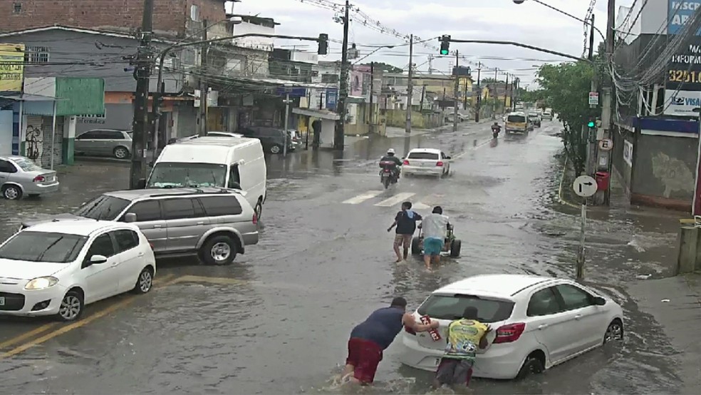 Na Rua José Rufino, no Recife, veículos têm dificuldade para passar por causa de alagamentos — Foto: Reprodução/TV Globo
