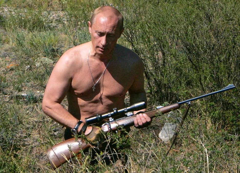 Putin com um rifle de caça, e agosto de 2007 — Foto: Dmitry Astakhov/Sputnik/AFP