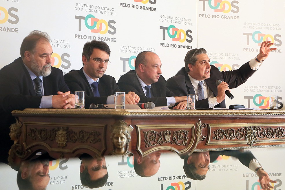 Secretário da Fazenda, Giovani Feltes (à direita), fala durante entrevista coletiva no Palácio Piratini, ao lado dos secretários de comunicação, Cleber Benvegnú (ao lado de Feltes) e do Planejamento, Carlos Búrigo (segundo da direita para a esquerda), e do chefe da Casa Civil, Fábio Branco (Foto: Alex Rocha/Palácio Piratini)