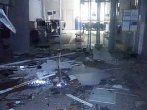Agência ficou parcialmente destruída com a força da explosão  (Foto: Divulgação/PM)