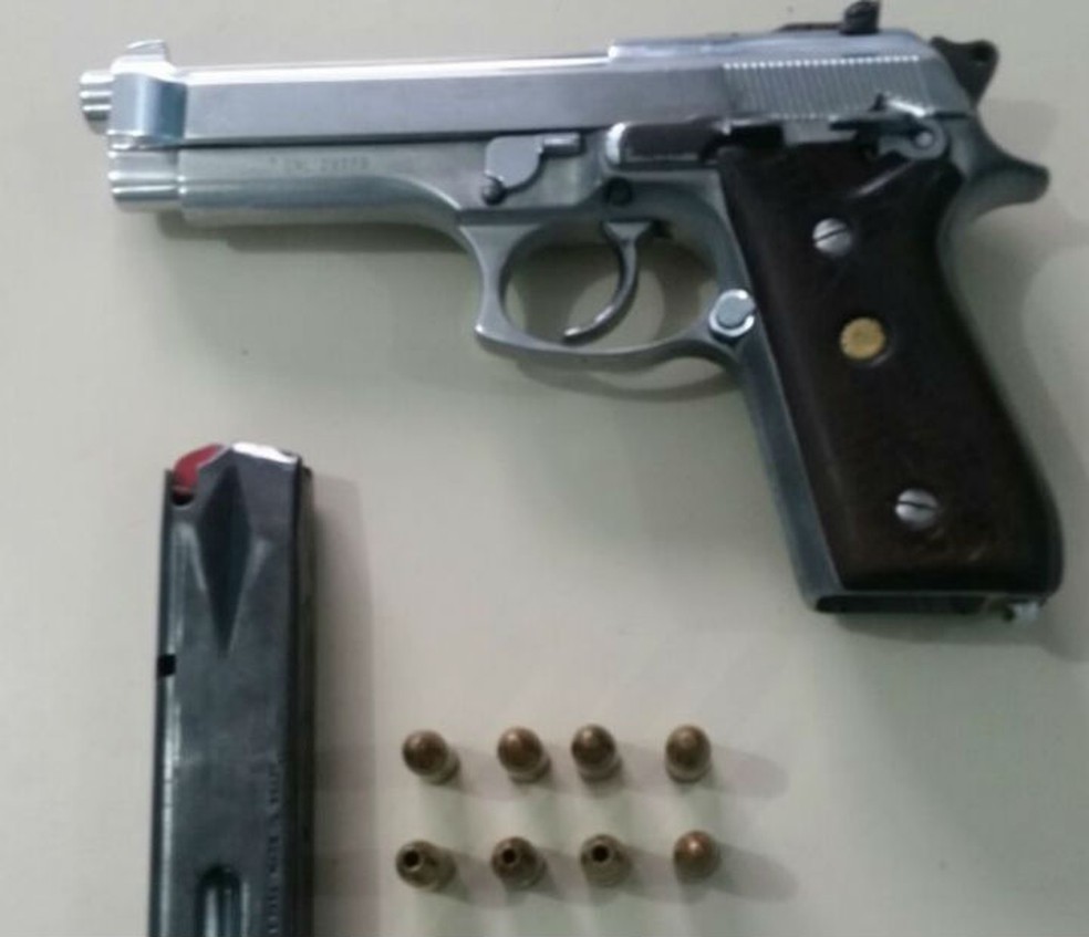 Pistola encontrada com suspeitos de extorquir engenheiro na Bahia (Foto: Divulgação/Polícia Civil)