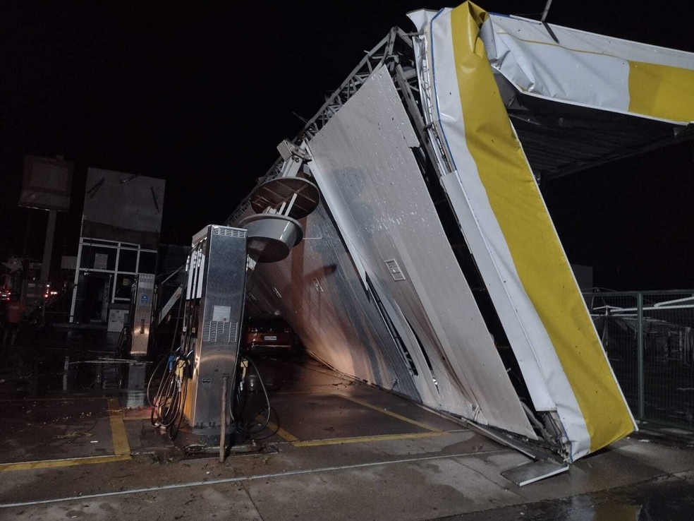 Chuva com granizo derrubou posto de gasolina em  Pirassununga — Foto: Redes sociais