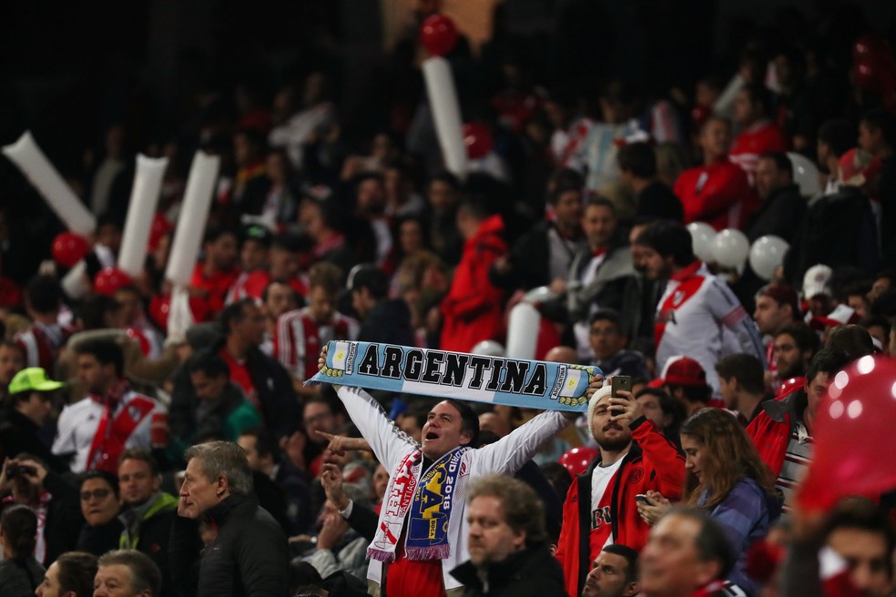 Torcidas se comportaram bem dentro e fora do Santiago Bernabéu — Foto: REUTERS/Sergio Perez