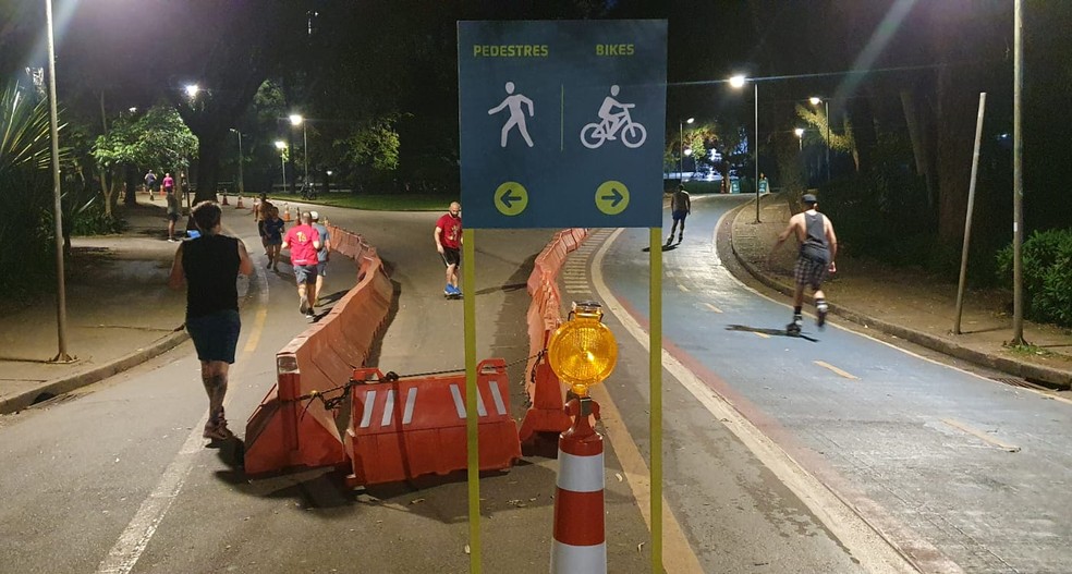 Pistas do Parque Ibirapuera com sinalização e iluminação à noite. — Foto: Marina Pinhoni/g1