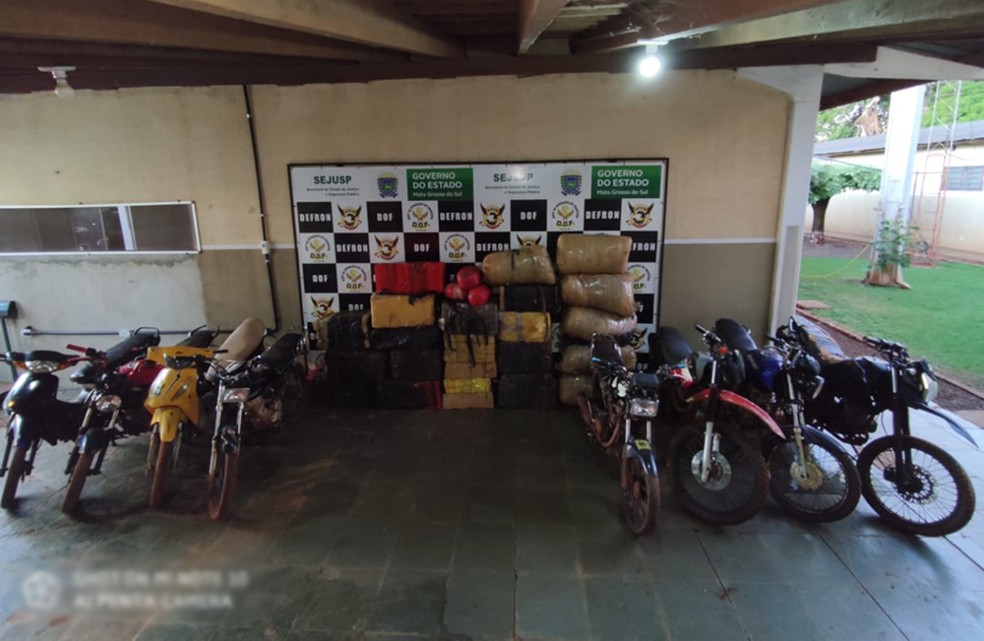 Motocicletas e droga apreendidas foram levadas para delegacia em Dourados (MS) — Foto: DOF/Divulgação