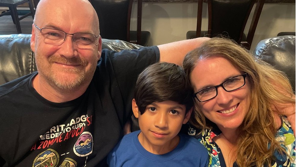 Porter Olsen, 11, com seus pais Michael e Nicole — Foto: BBC
