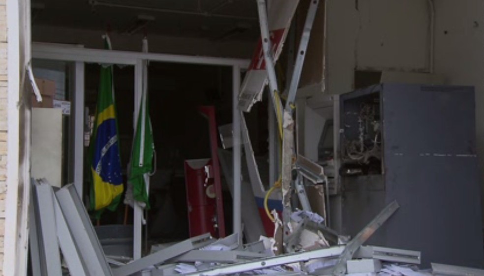 Homens explodem agência bancária, em Quitandinha — Foto: Reprodução/RPC 