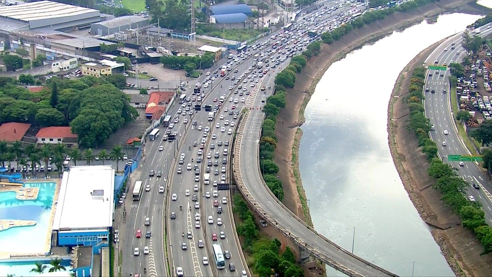 Ponte que liga Marginal Tietê à Via Dutra está interditada — Foto: TV Globo/Reprodução