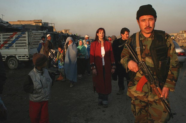 A americana Deborah Rodriguez em Cabul, onde chegou em 2002 e encontrou o país devastado por anos de conflito (Foto: Divulgação)
