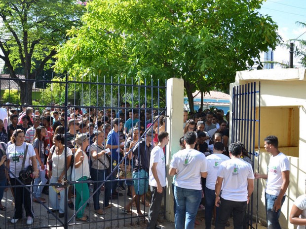 Estudantes aguardam para entrar no local de prova do IFPE (Foto: Divulgação/Carlos Santos/IFPE)