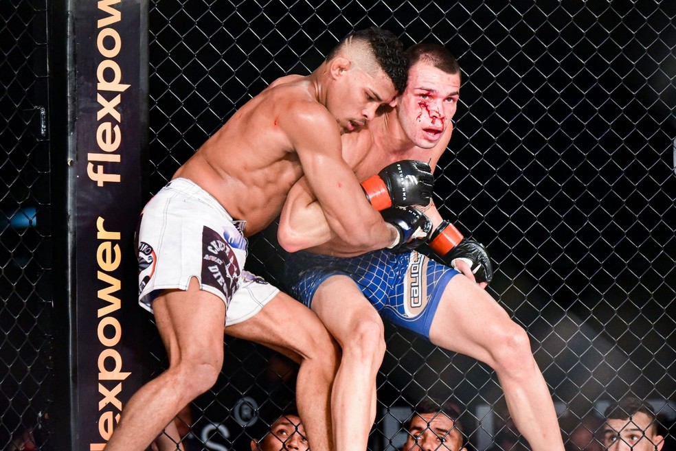 Rudson Caliocane (dir.) em sua luta contra Matheus Mendonça no Future MMA 9  — Foto: Julio Bonfim 