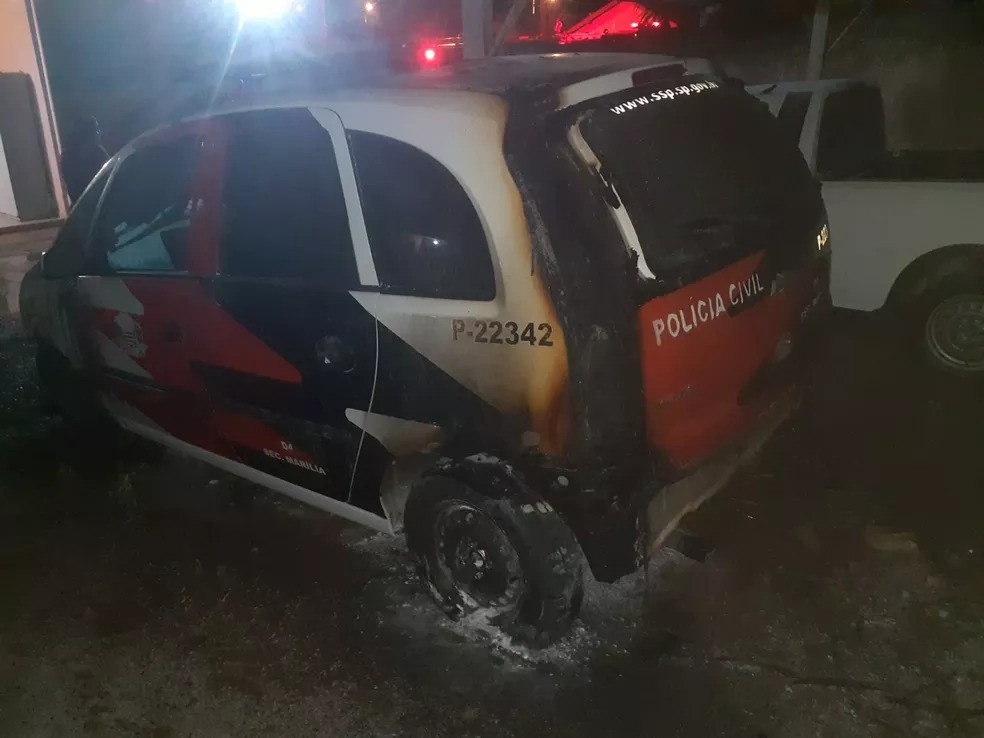 Viatura foi consumida pelo fogo após ataque criminoso — Foto: Foto: Polícia Civil/Divulgação
