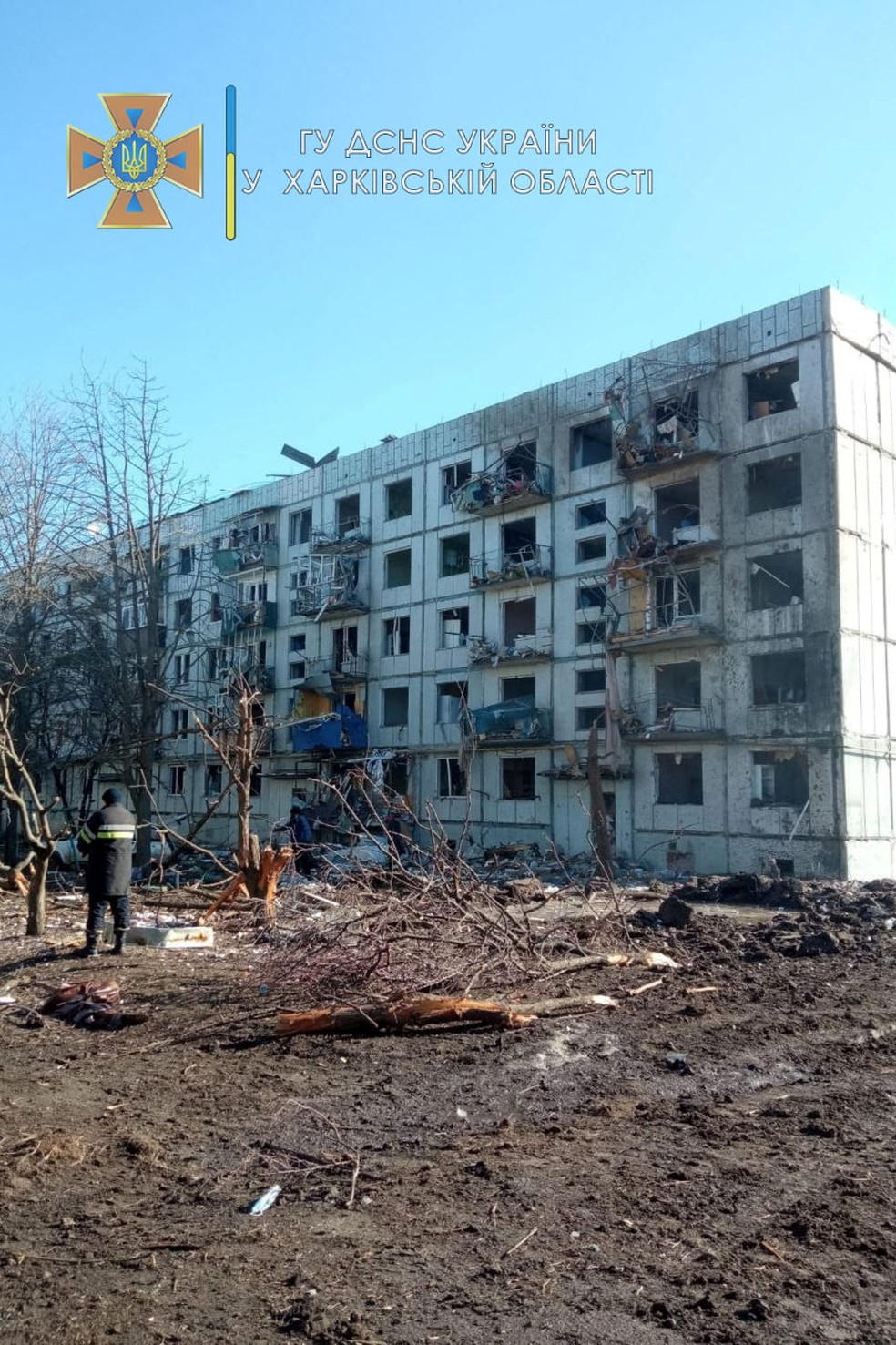 Prédio atingido por bombas na cidade de Chuhuiv, na região de Kharkiv, na Ucrânia, em 24 de fevereiro de 2022 — Foto: Divulgação/Serviço de Emergência da Ucrânia/Reuters