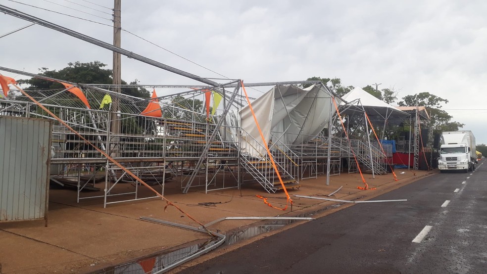 Temporal destruiu sambódromo e carros alegóricos em Presidente Epitácio (SP) — Foto: Emerson Sanchez/TV Fronteira