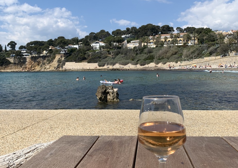 Uma taça de vinho rosé à beira-mar de Sanary-sur-Mer, na Côte d'Azur francesa