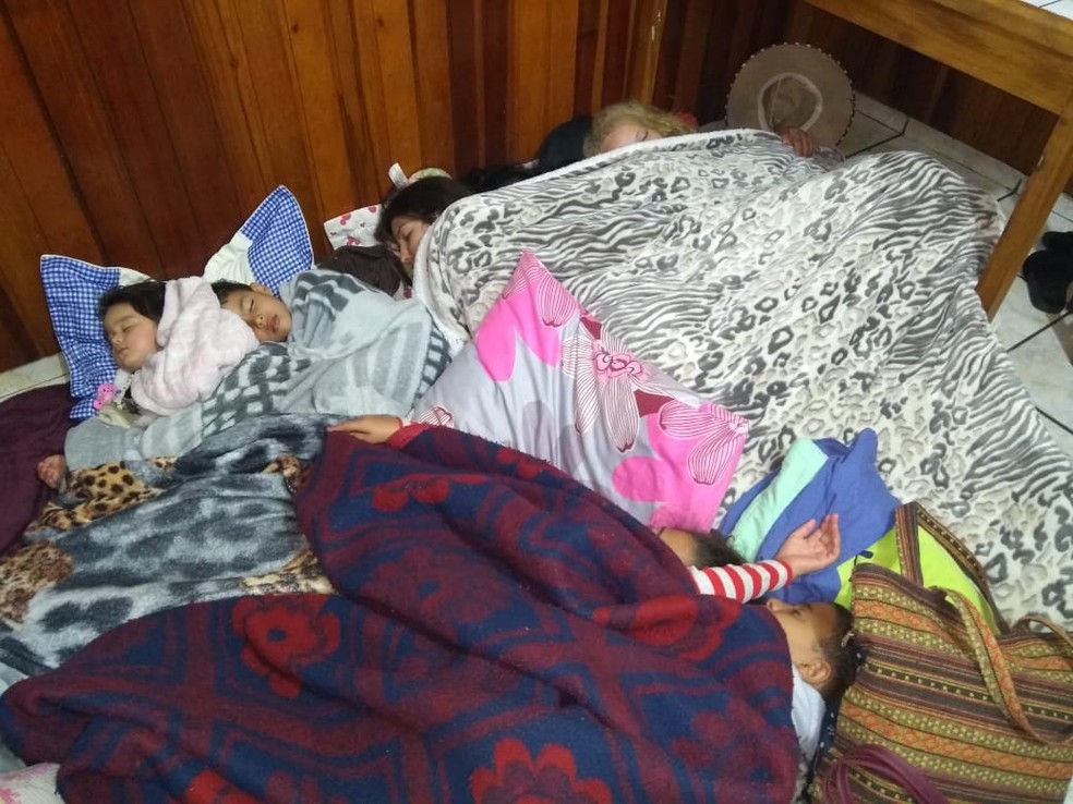 Turistas passaram a noite dormindo no chÃ£o de lanchonete em Paraibuna (Foto: Arquivo Pessoal/Cristiane Aparecida Miguel)
